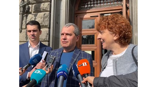 Тошко Йорданов и Виктория Василева внесоха 3700 подписа за регистрацията на ИТН за парламентарните избори.