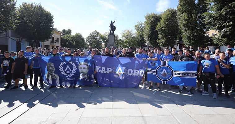 Феновете на “Левски” от региона се събират пред паметника на Апостола на свободата преди благотворителния мач в Карлово.

СНИМКА: КЛУБЕН ФЕЙСБУК