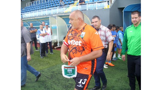 С капиганската лента и номер 13 на гърба Бойко Бориксов изведе футболистите на "Витоша" на терена. Зад него в зелен беройски екип е кметът на Стара Загора Живко Тодоров.