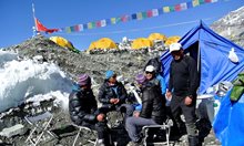 Стотици алпинисти на ден атакуват Еверест