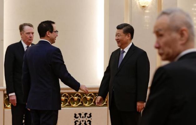 Министърът на финансите на САЩ Стивън Мнучин и китайският президент Си Дзинпин през февруари СНИМКА: Ройтерс