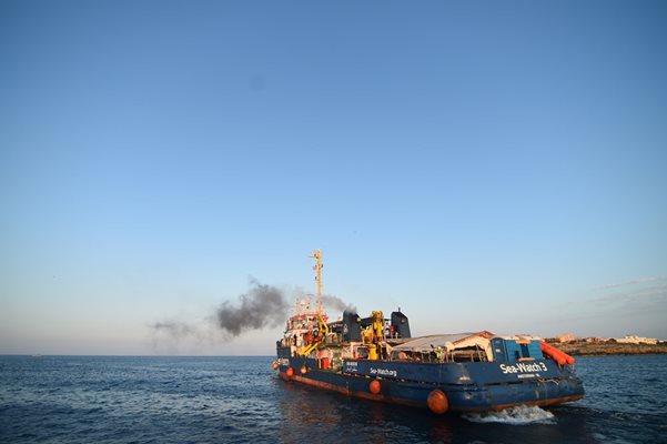 Корабът "Сий-уоч 3" акостира в порт Лампедуза  СНИМКА: Ройтерс
