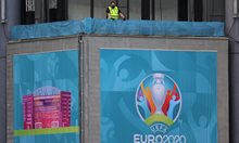 Прекъснаха Евро 2020 заради припаднал датчанин. Интубиран е на терена