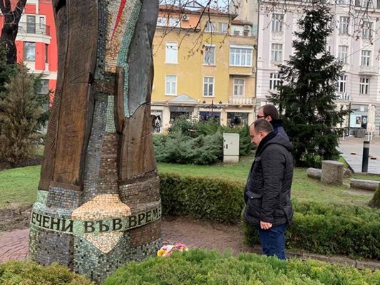 Паметникът "Свидетелят" пред община Пловдив.