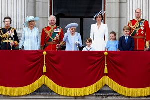 Хари и Меган срещнаха кралицата с Лилибет, но тя не ги взе на балкона