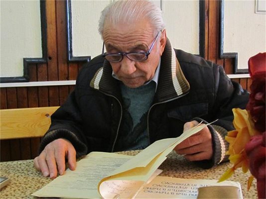Тодор Георгиев смята да даде списъка с имената на загиналите от земетресението в Свищов на музея в Търново. 
СНИМКИ: АВТОРЪТ И АРХИВ
