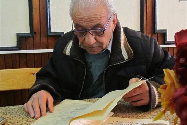 Тодор Георгиев смята да даде списъка с имената на загиналите от земетресението в Свищов на музея в Търново. 
СНИМКИ: АВТОРЪТ И АРХИВ
