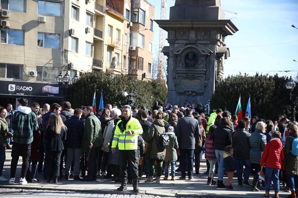 Десетки хора се стекоха да почетат паметта на Васил Левски
СНИМКА: Николай Литов