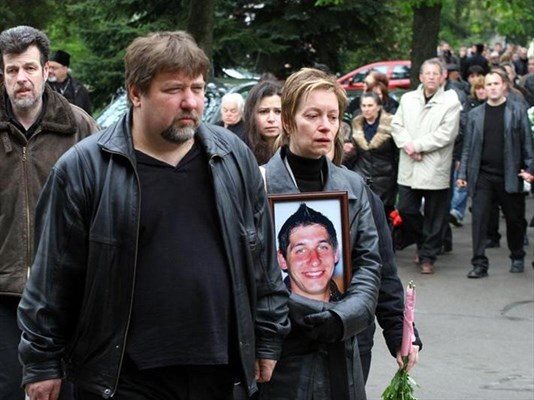 Родителите на Кирил Въжаров - Михаил и Радмила, носят негова снимка на погребението.