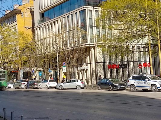 Полицията и жандармерията претърсват офис на Настимир Ананиев в София