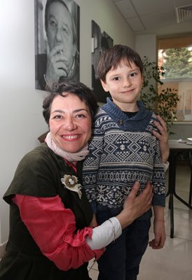 Весела със сина си Кирил, който носи фамилията на баща й