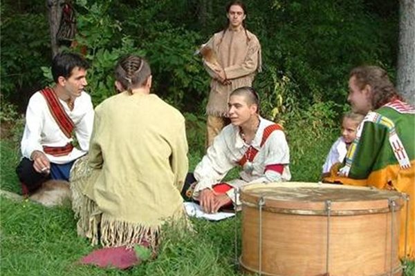 Малцината "български индианци" спазват стриктно ритуалите на коренното население на Америка - както в облеклото, така и в начина на живот. 
СНИМКИ: ДЕСИСЛАВА КУЛЕЛИЕВА И АРХИВ НА ”ОРЛОВИЯТ КРЪГ”