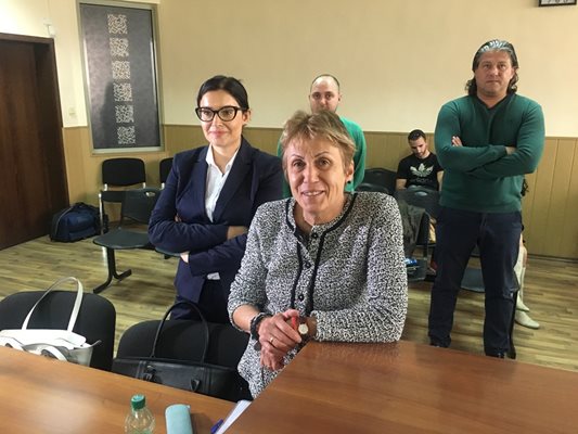 Адвокат Розалина Апостолова и колегата й Маркова са доволни от решението.