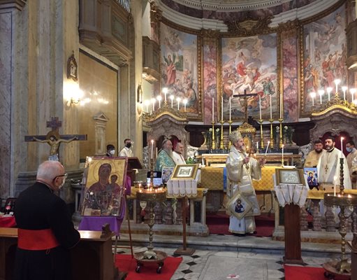 Митрополит Антоний по време на литургията. Вляво е кардинал Монтеризи.