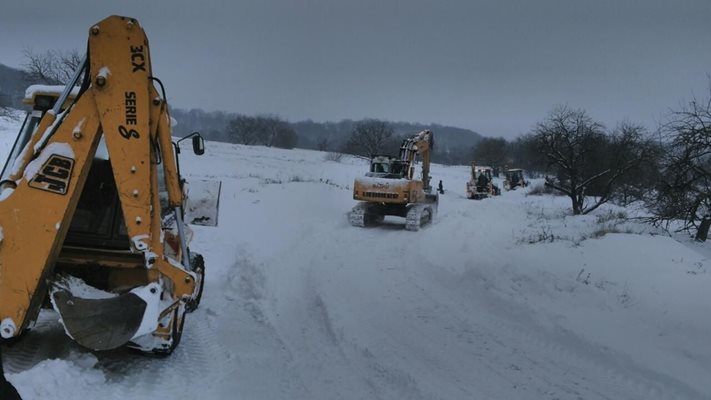 Зимна поддръжка на четвъртокласни пътища в Търговищко.