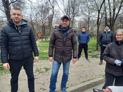 Директорът на "Градини и паркове" Веселин Козарев и кметът на район "Тракия" Костадин Димитров останаха доволни от желанието, с което много хора се включиха в акцията.

Снимки: Авторът