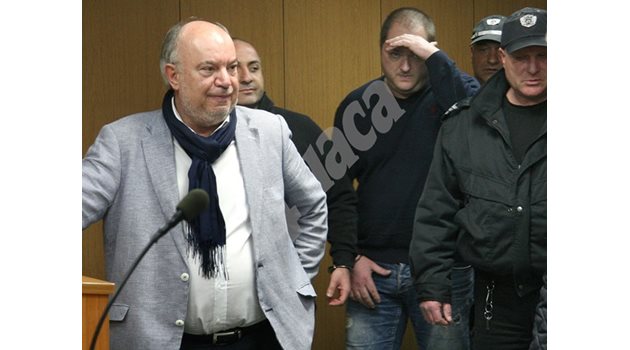 Задържаните Тодор Ташев и Михал Марков крият лицата си в съда. На преден план е адвокат Орлин Търновалийски. Снимка: Евгени Цветков