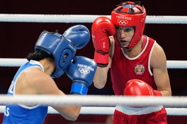 Станимира Петрова в червено по време на битката си срещу Йени Марсела Ариас от Колумбия в 1/8-финалите на боксовия турнир в Токио. СНИМКА: ЛЮБОМИР АСЕНОВ, LAP.BG