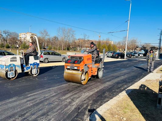 Работници довършват новите тротоари.