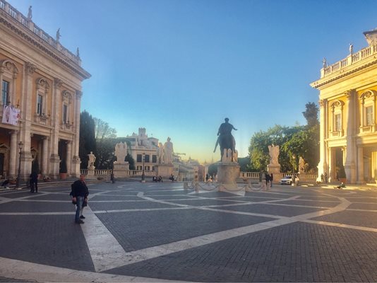 Площадът на Капитолийския хълм, проектиран от Микеланджело, и част от двете сгради на музеите.