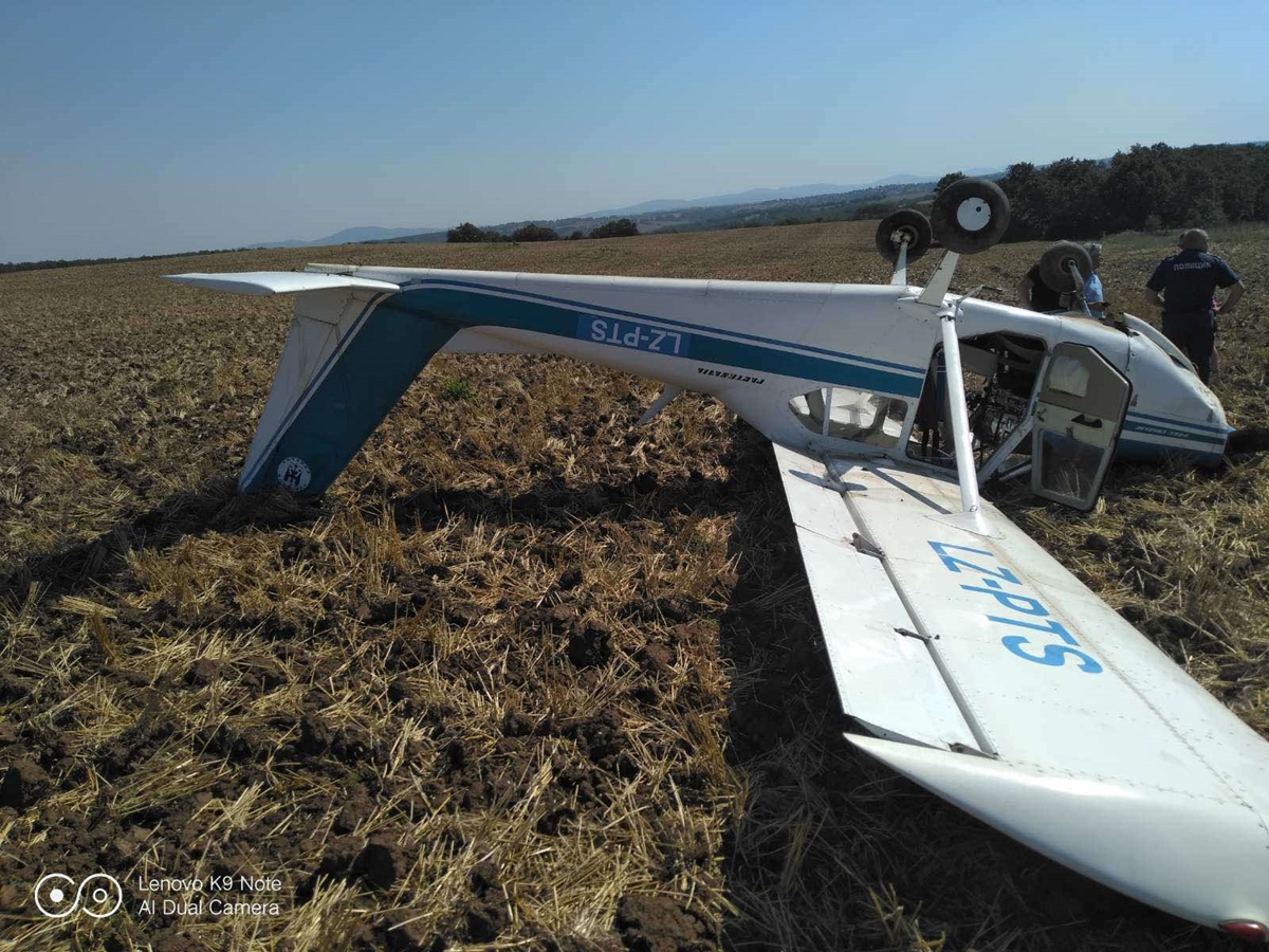 Самолет кацна на покрив в нива край Крушевец, пилотът е ранен (Снимки)