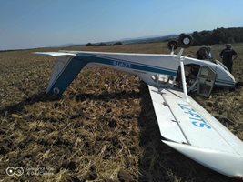 Самолет се приземи аварийно в нива край Крушевец, пилотът е ранен (Снимки)
