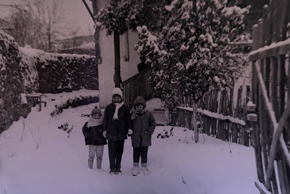 Пред дядово-бащината къща в Арбанаси през годините, когато през зимата валеше дебел сняг.
