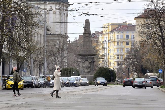 Пресича внимателно, оглежда се, преди да стъпи на зебрата