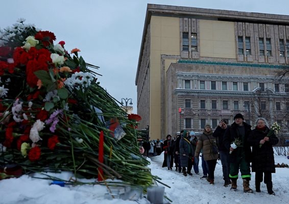 Москва разпореди да се открият всички, които полагат цветя в памет на Навални