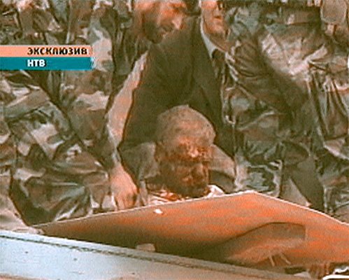 Войници изнасят Кадиров след атентата на 9 май 2004 г.