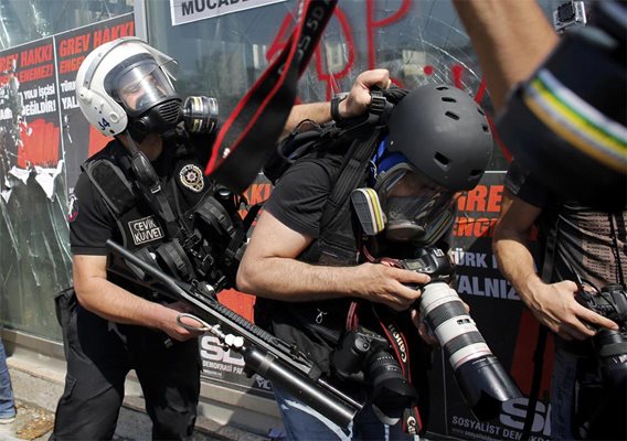 Ченгетата прогониха и фотографи