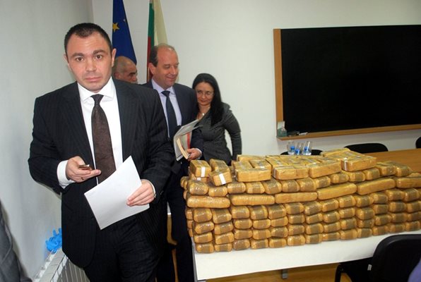 Главният секретар на МВР Светлозар Лазаров вчера обяви разбиването на депо с рекордните 112 кг хероин на българо-турската граница. Снимки: Николай Грудев