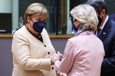 Шефката на Еврокомисията (в гръб) посреща топло германската канцлерка Ангела Меркел на нейния прощален Европейски съвет. 
