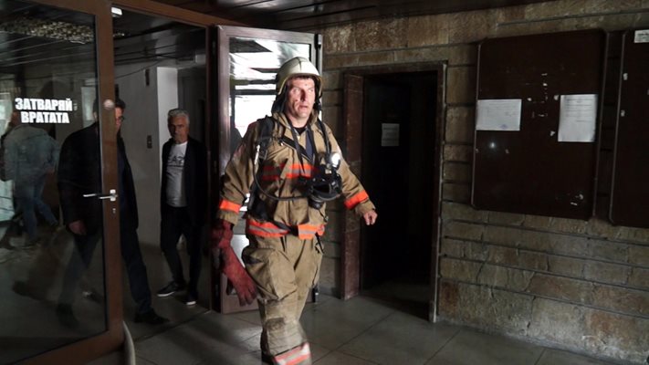 Пожарникари влязоха в сградата на театъра в Смолян, за да предотвратят разрастването на пожара.