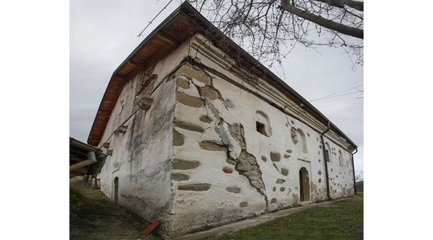 Стената на църквата сее пропукала и има нужда от спешен ремонт.