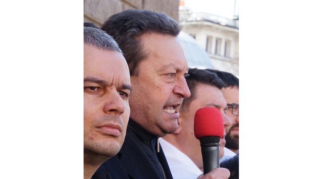 Известният с цветните си речи червен депутат Таско Ерменков говори на микрофона редом с лидера на партия “Възраждане” Костадин Костадинов (вляво), който официално бе основен организатор на митинга.
