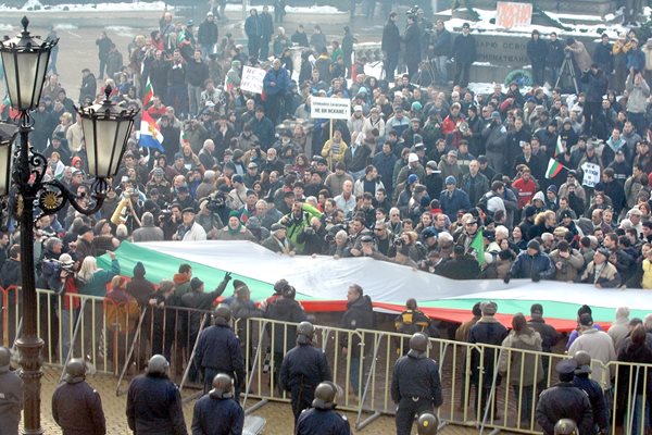 Управлението на тройната коалиция също приключи с мащабни протести, чиято кулминация беше на 14 януари 2009 г.

СНИМКА: РУМЯНА ТОНЕВА