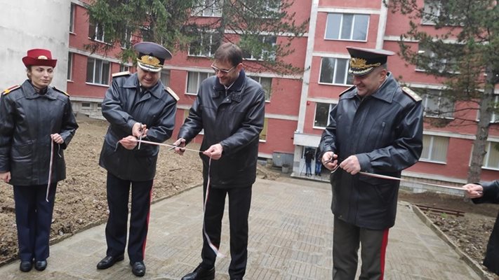 Зам.-министърът на отбраната Александър Петков (в средата) откри ремонтирания битов корпус, където резервистите ще живеят през следващите 6 месеца.