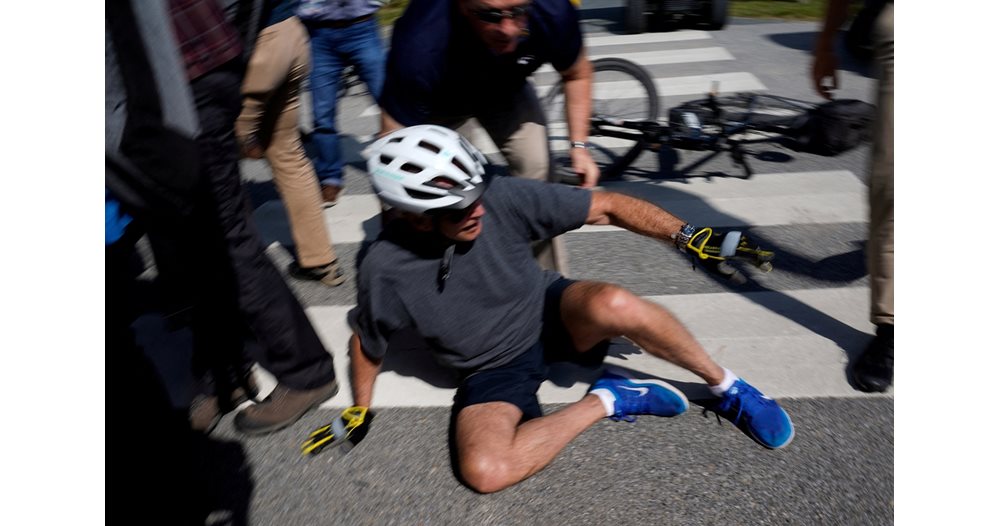 79-year-old Biden fell off a bike (video)