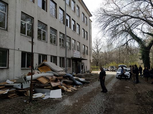 Бившата Белодробна болница в Пловдив беше изчистена от украинци и доброволци.