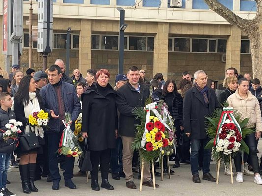 Цветя и венци в памет на Дякона в Монтана