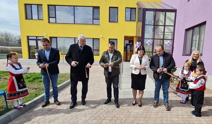 Последната нова детска градина беше открита на 15 март. Модерната сграда е изградена с общински средства.