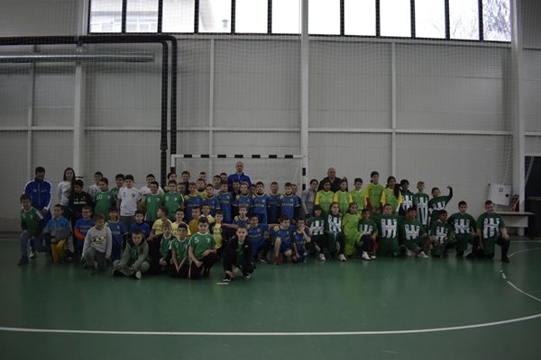 Над 170 деца участваха в коледните турнири по футбол и хандбал в община "Марица" (Снимки)
