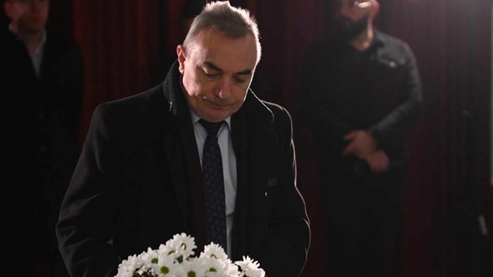 Министърът на културата Кръстю Кръстев дойде с бели цветя
Снимка: Пламен КОДРОВ