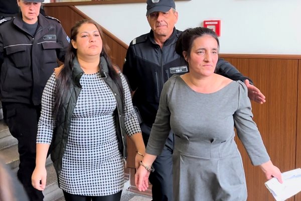 Атанаска Георгиева (вляво) и Вида Колева влизат в залата на Пловдивския окръжен съд.