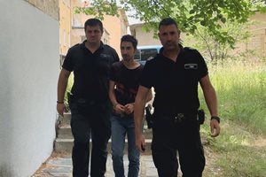 Карловско село чака арестувания за кражба на камина кмет да се върне като управник (Снимки)