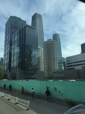 Нови и нови небостъргачи продължават да никнат в Пекин.
