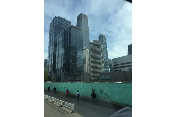 Нови и нови небостъргачи продължават да никнат в Пекин.