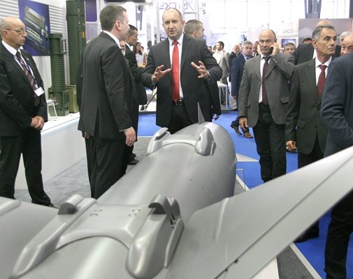 Президентът Румен Радев разгледа оръжейното изложение “Хемус” в Пловдив.
