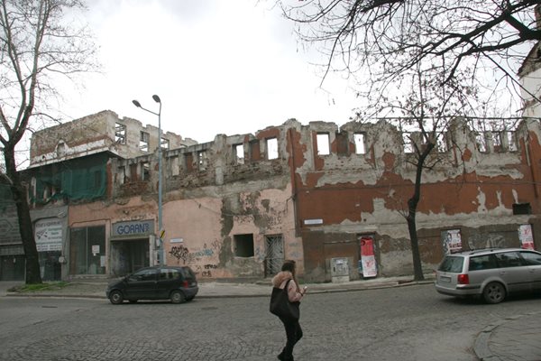 Тази фасада ще бъде съборена напълно.